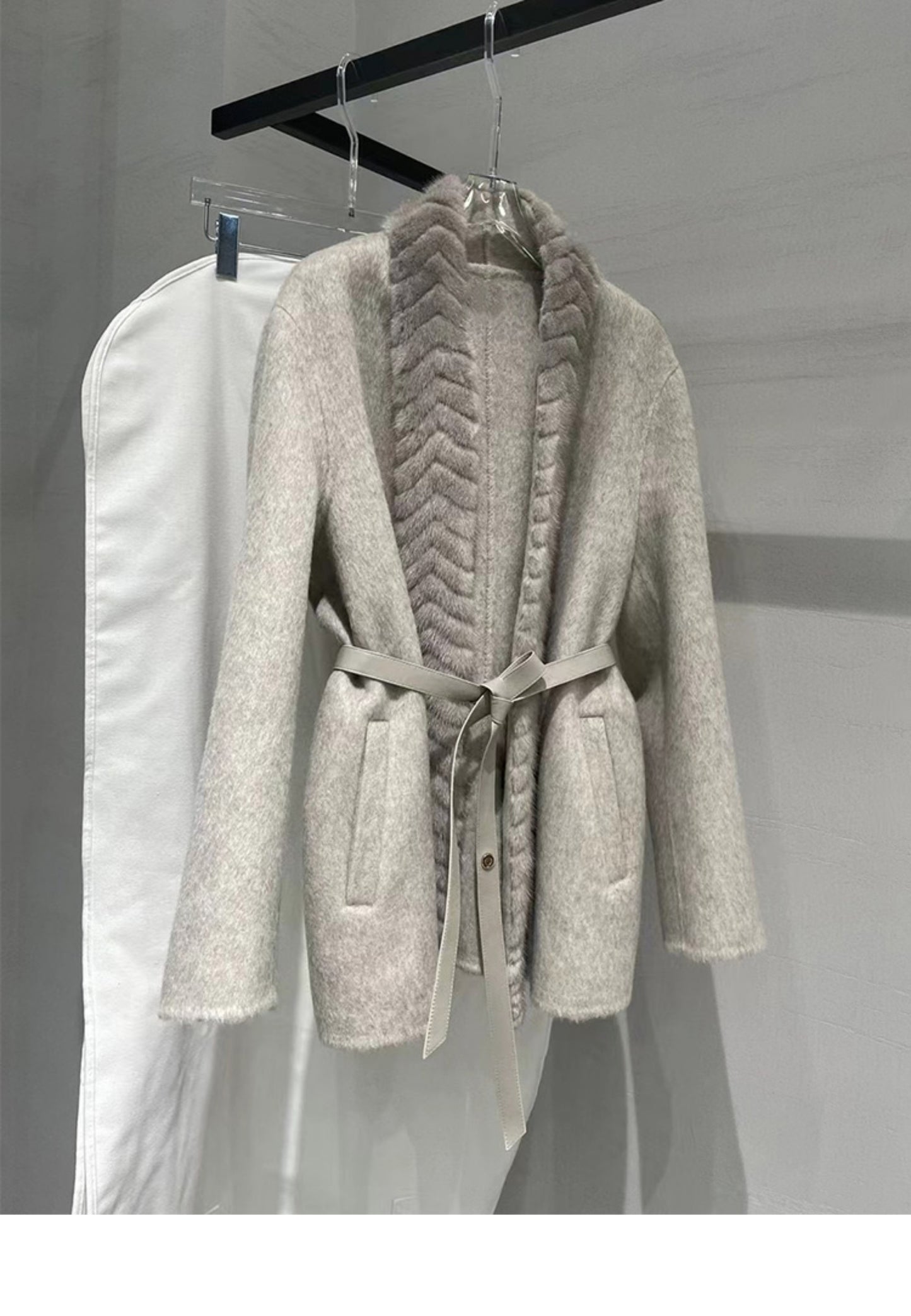 Double-faced cashmere top with mink collar