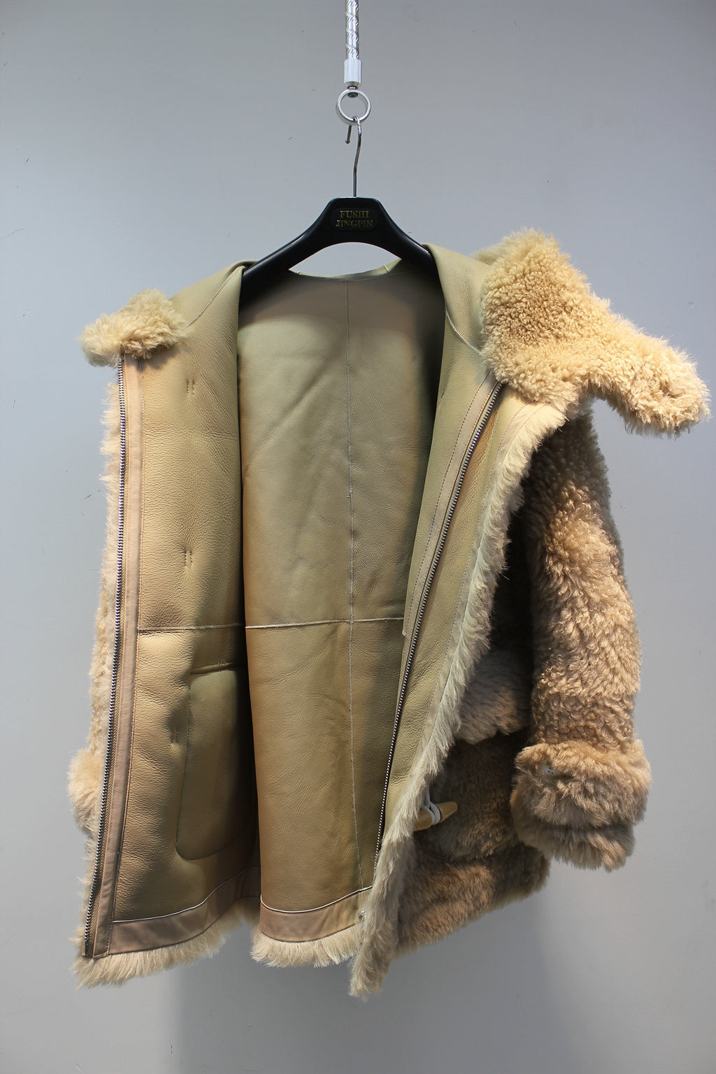 Lcelandic imported sheepskin one-piece hooded horn buckle fur jacket