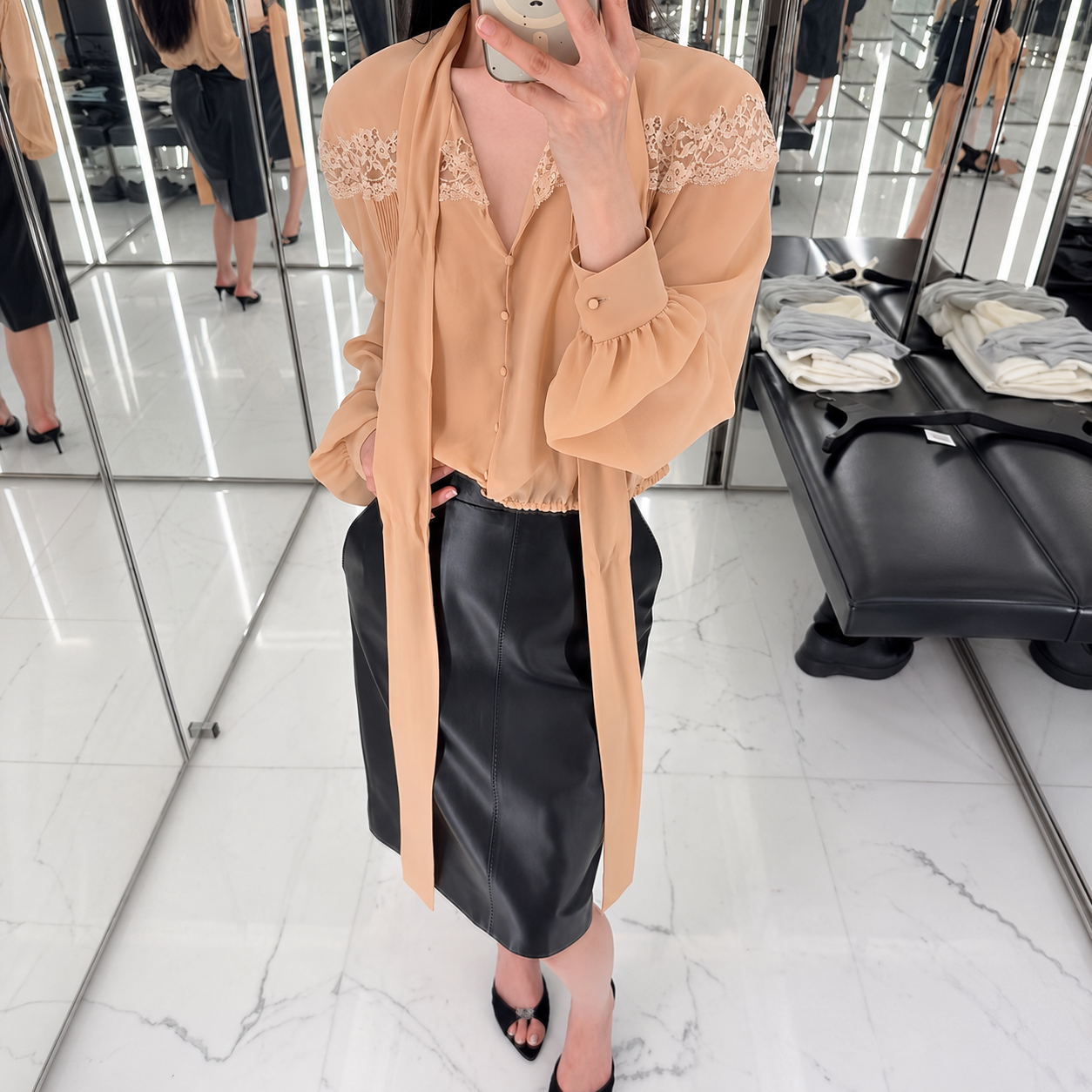 LACE PANEL TIE-NECK BLOUSE