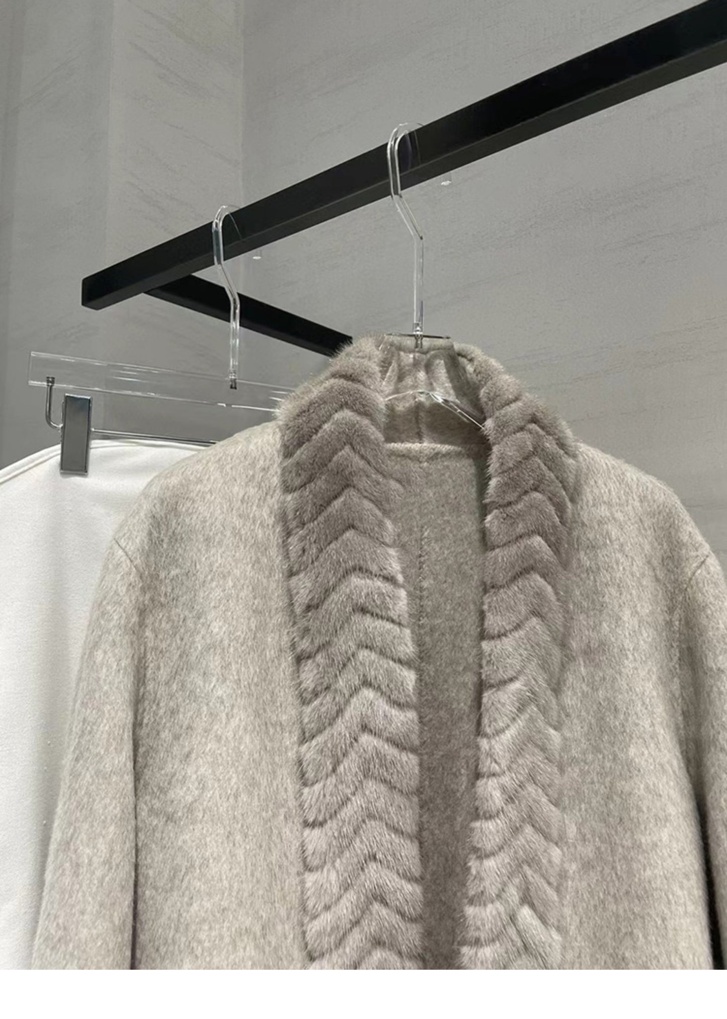 Double-faced cashmere top with mink collar