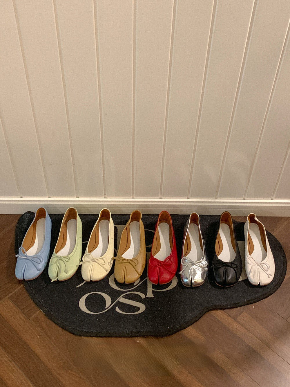 Sheepskin split-toe shoes