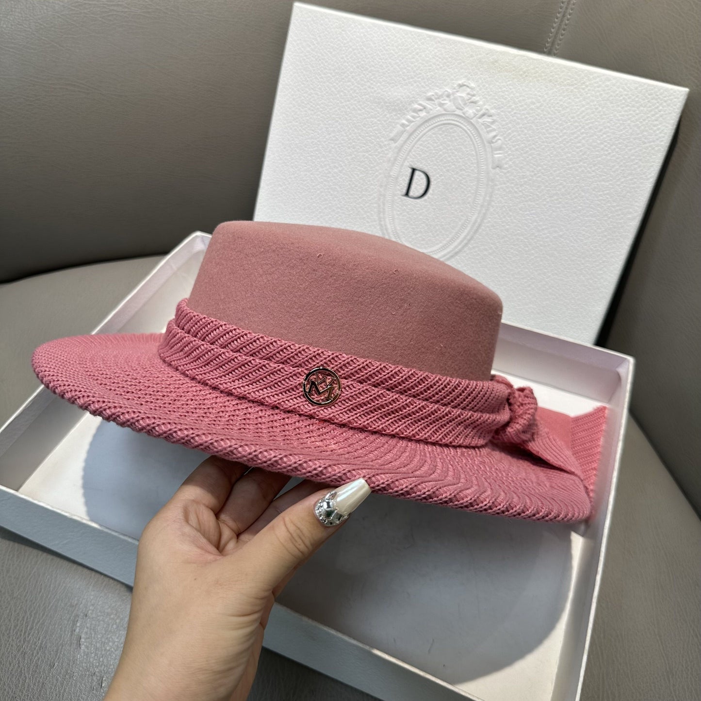 The flat-top hat is high-end and elegant in Hepburn style.