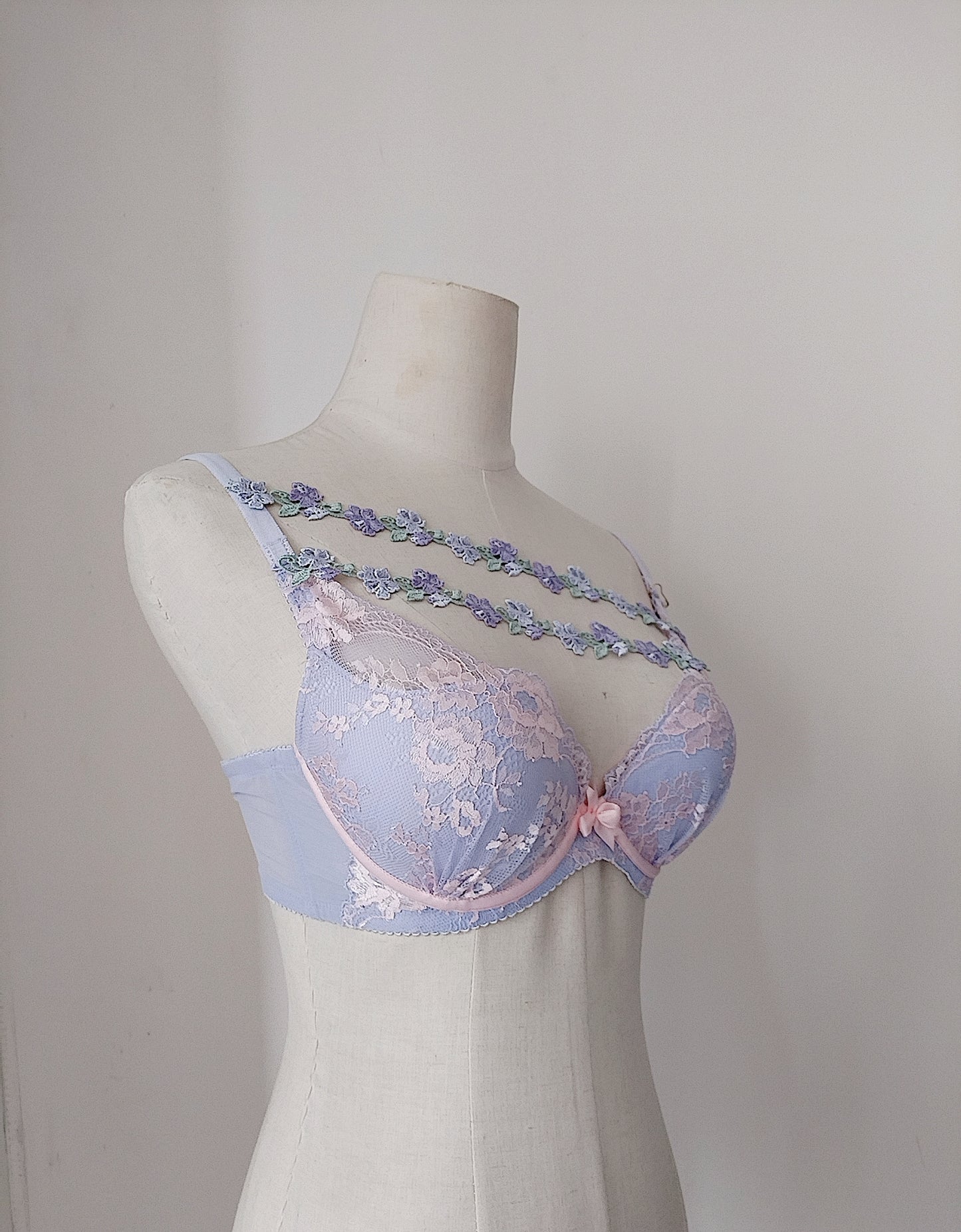 Lace halter neck oblique insertion exposed underwear
