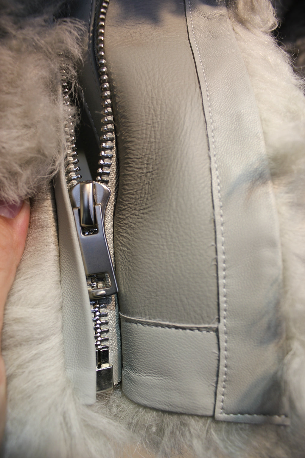 Lcelandic imported sheepskin one-piece hooded horn buckle fur jacket