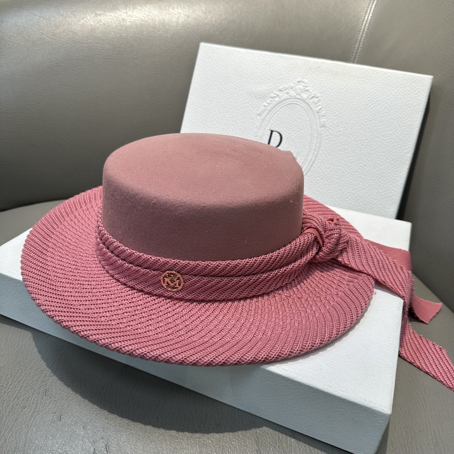 The flat-top hat is high-end and elegant in Hepburn style.