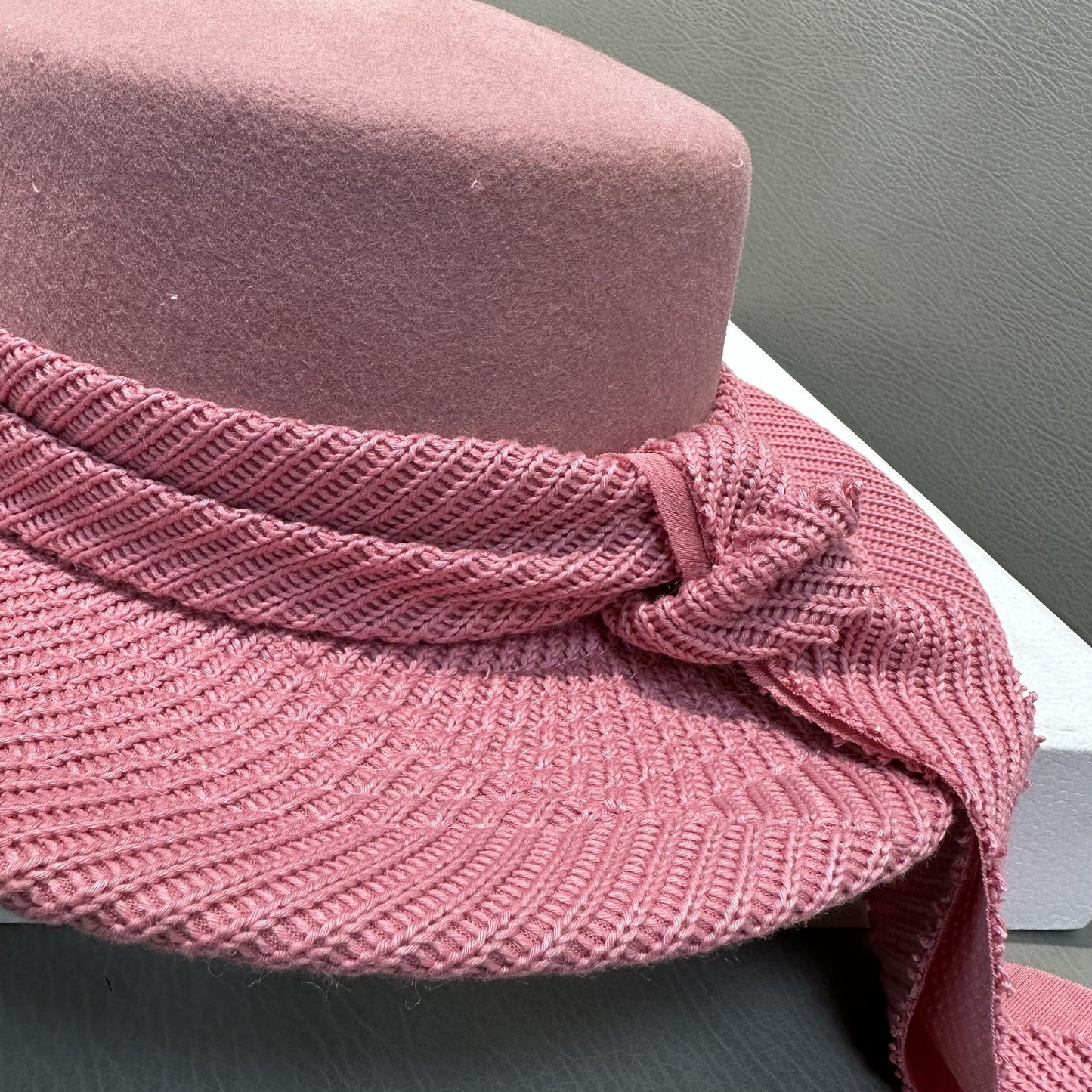 The flat-top hat is high-end and elegant in Hepburn style.
