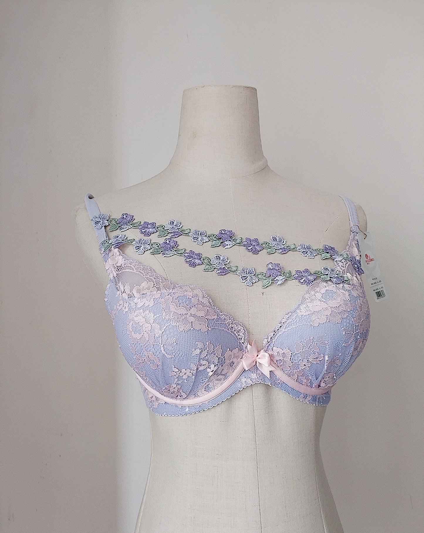 Lace halter neck oblique insertion exposed underwear