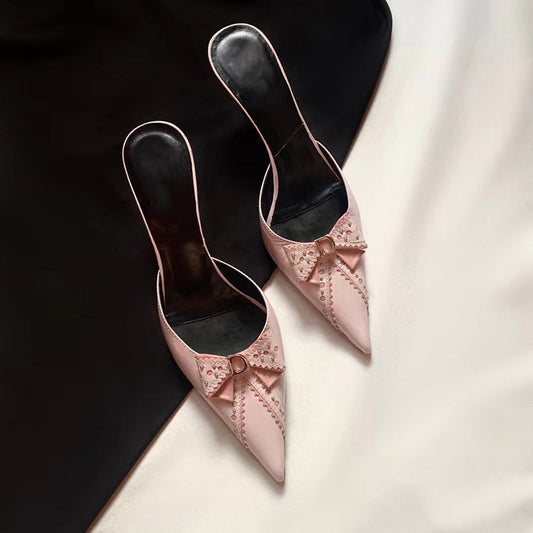 Medieval pointed toe bow slippers