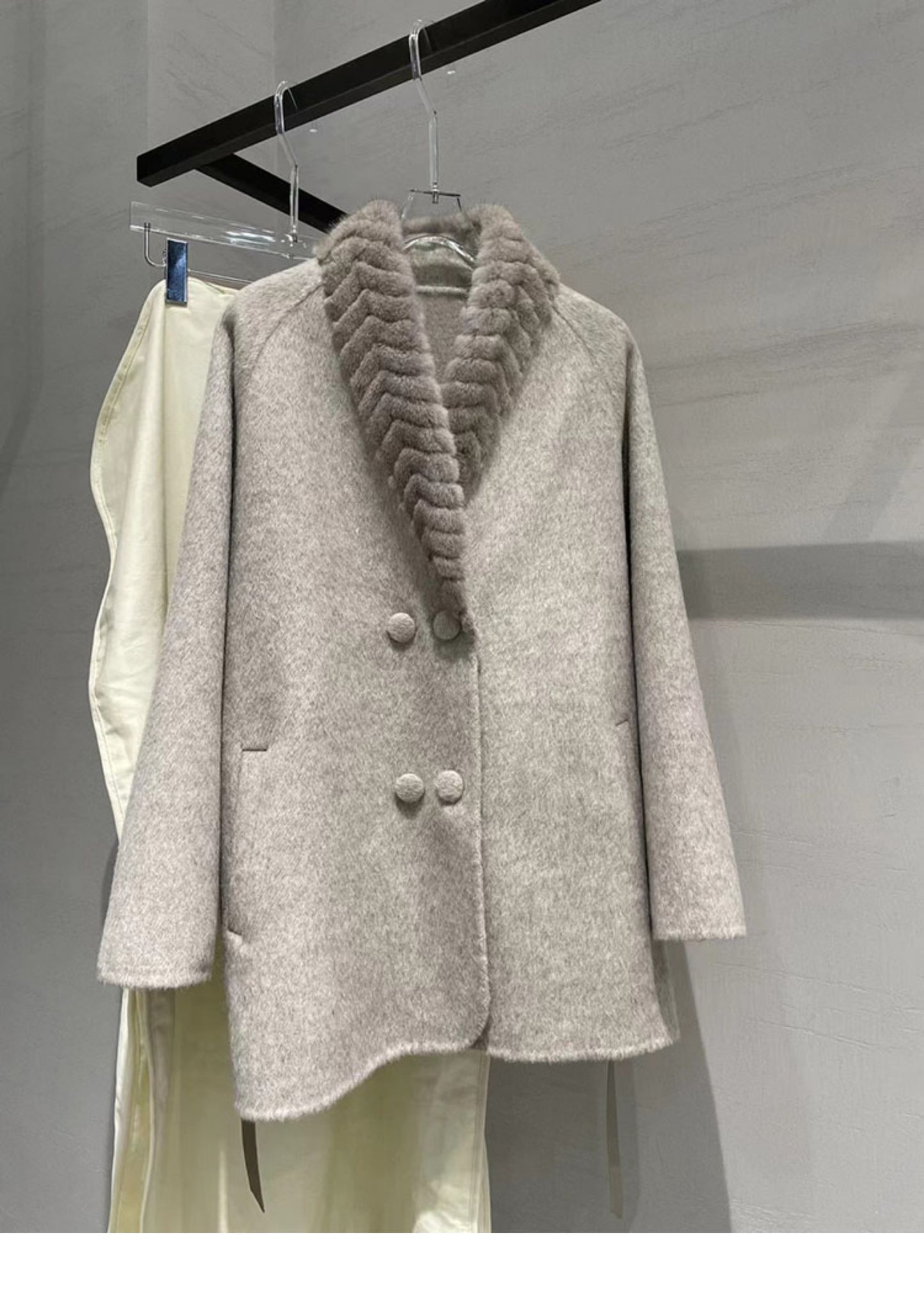 Double-faced cashmere top with mink collar