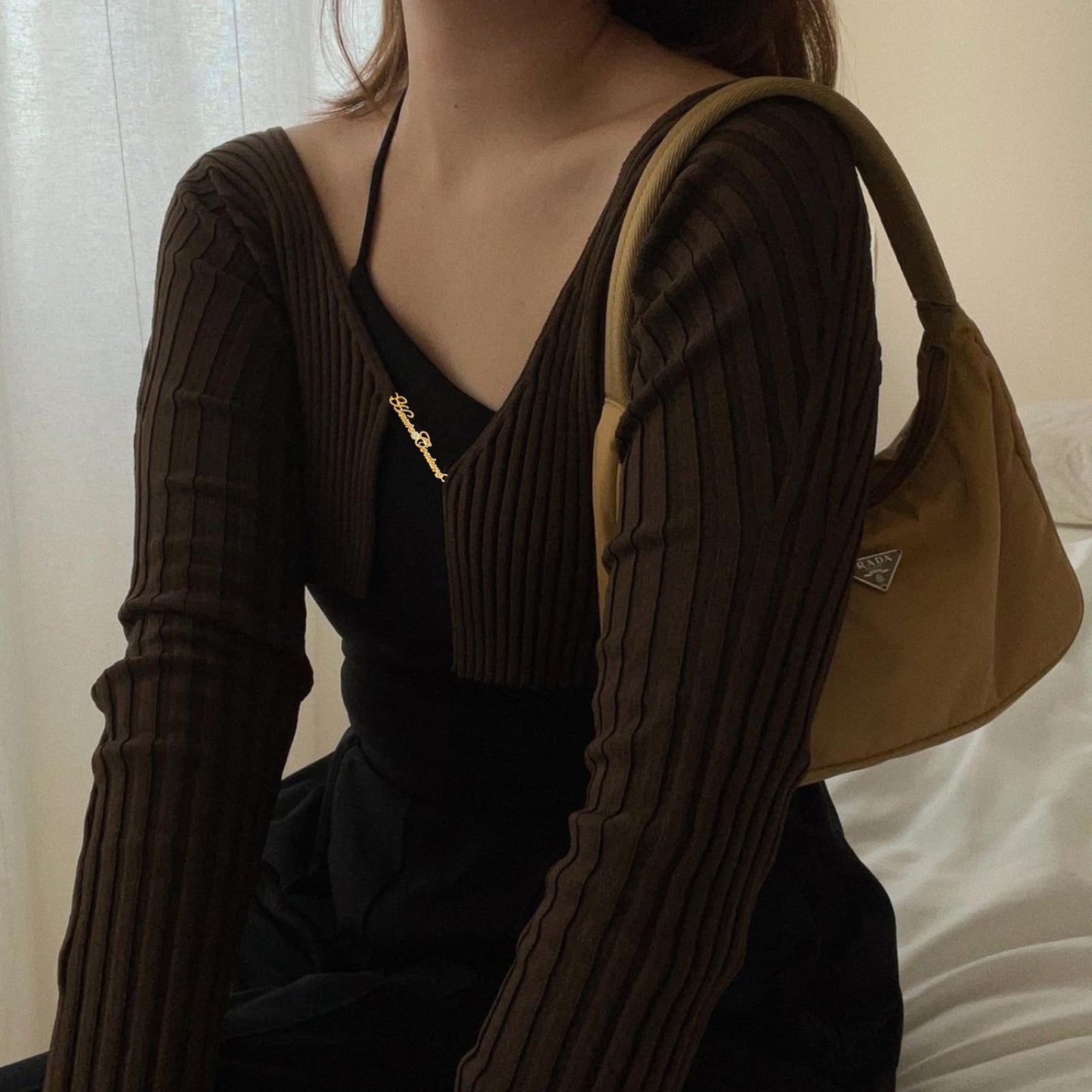 Long-sleeved sweater, sexy busty and waist-revealing crop top