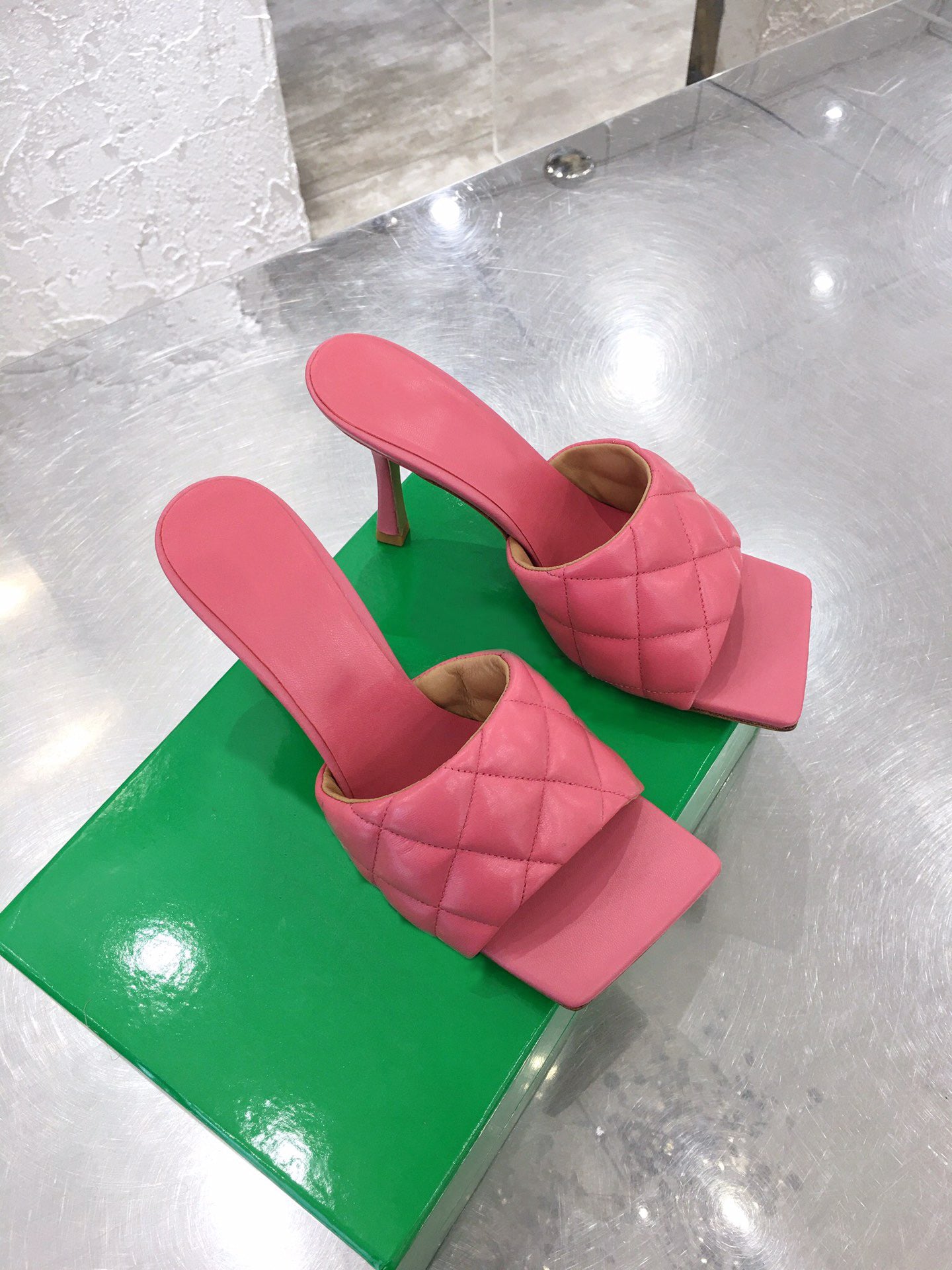 Diamond loaf sandals