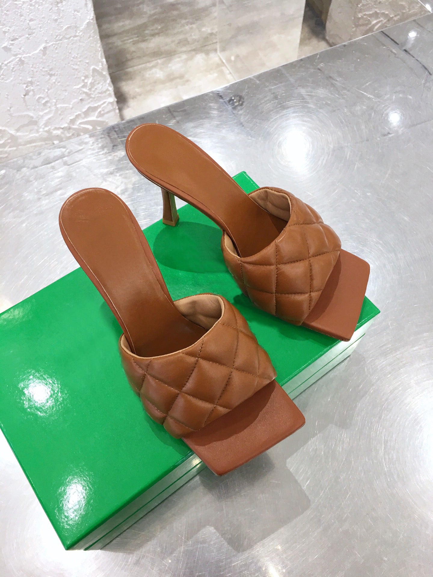 Diamond loaf sandals