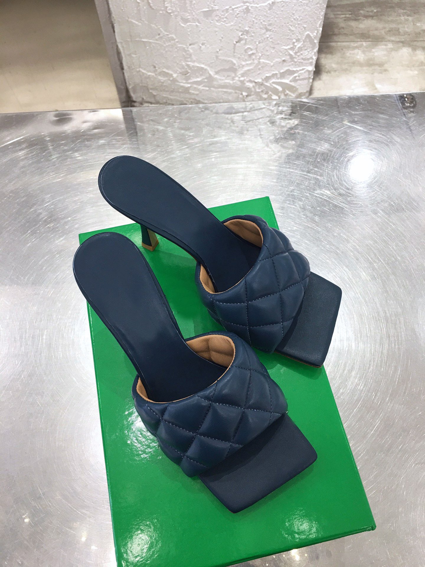 Diamond loaf sandals