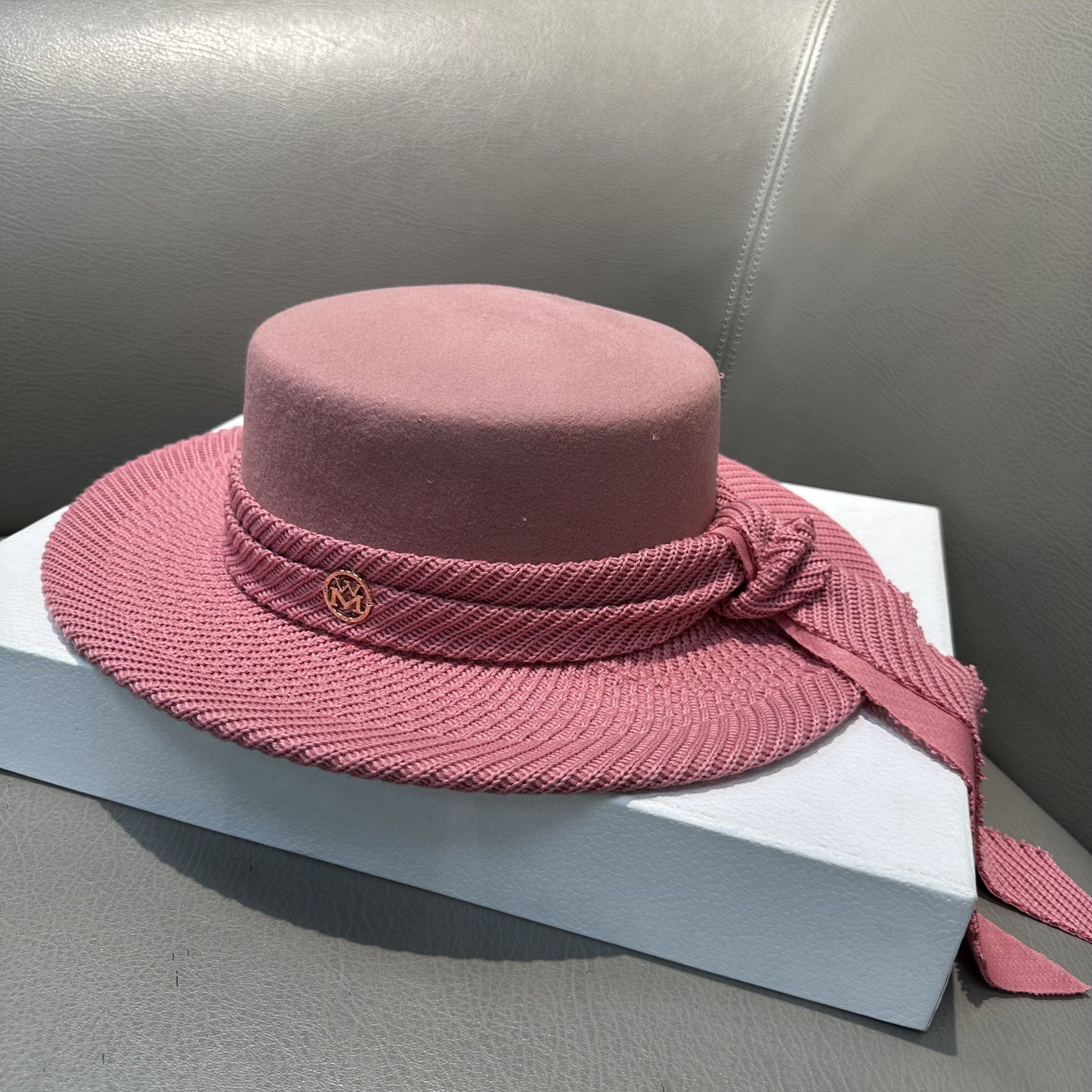 The flat-top hat is high-end and elegant in Hepburn style.