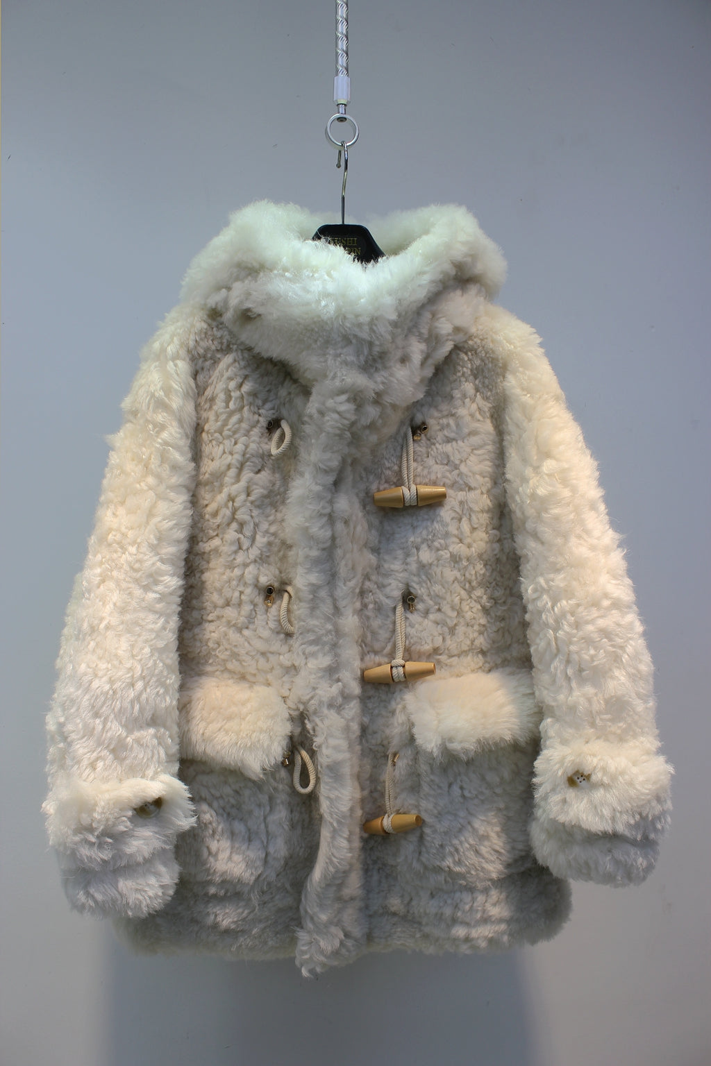 Lcelandic imported sheepskin one-piece hooded horn buckle fur jacket