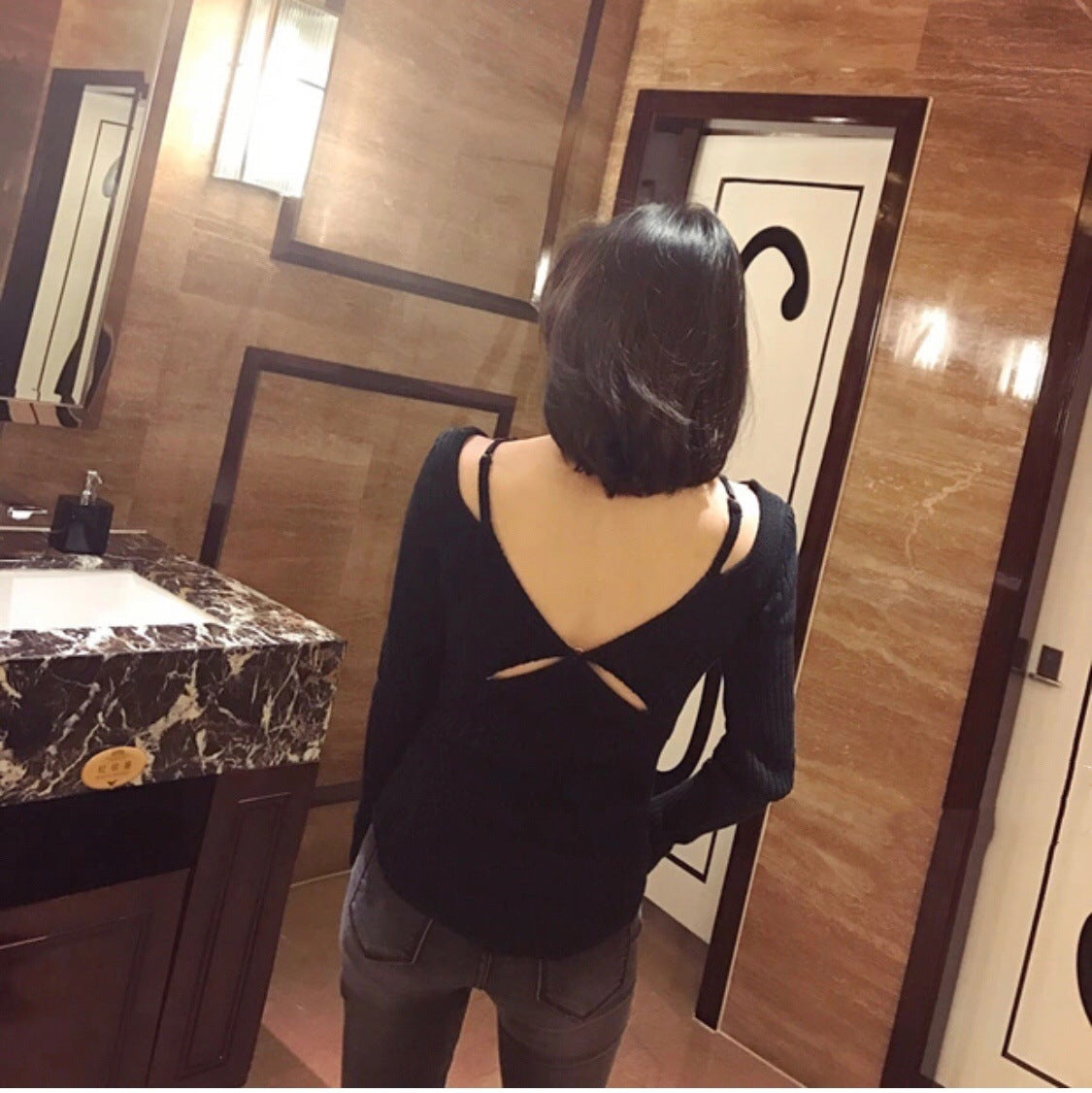 V-neck bottoming sweater