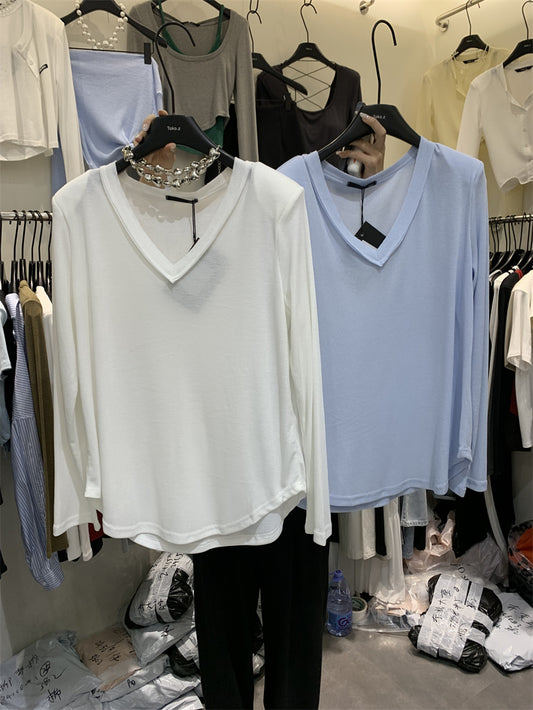 V-neck long-sleeved T-shirt