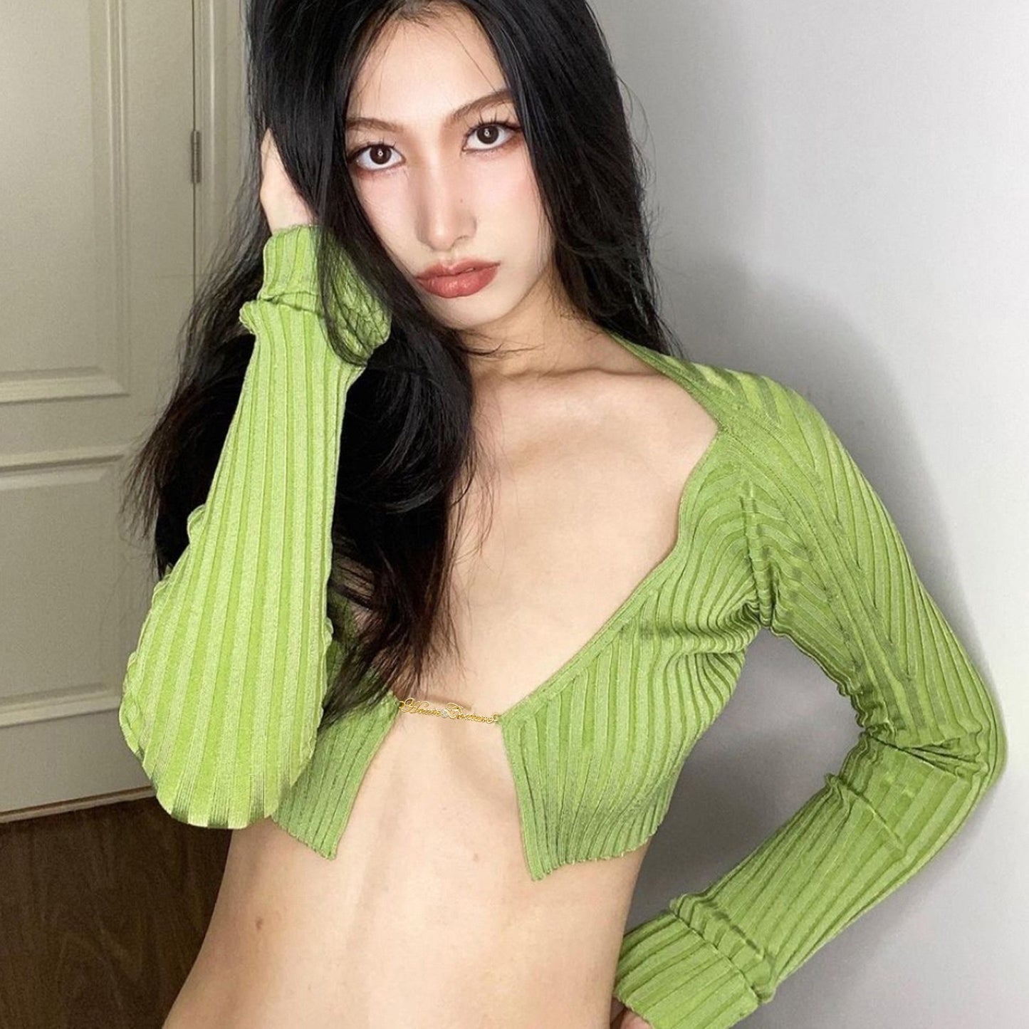 Long-sleeved sweater, sexy busty and waist-revealing crop top