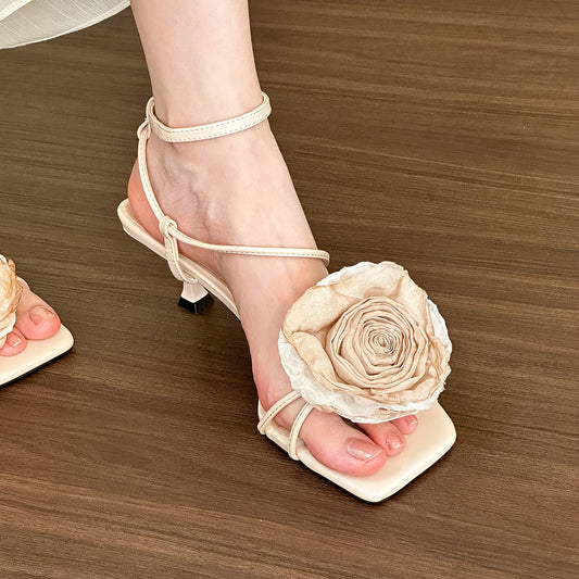 The flowers are detachable! Two-wear square toe strappy sandals