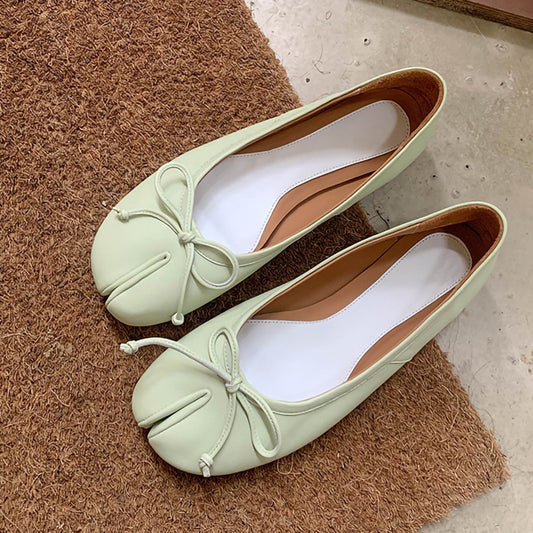 Sheepskin split-toe shoes