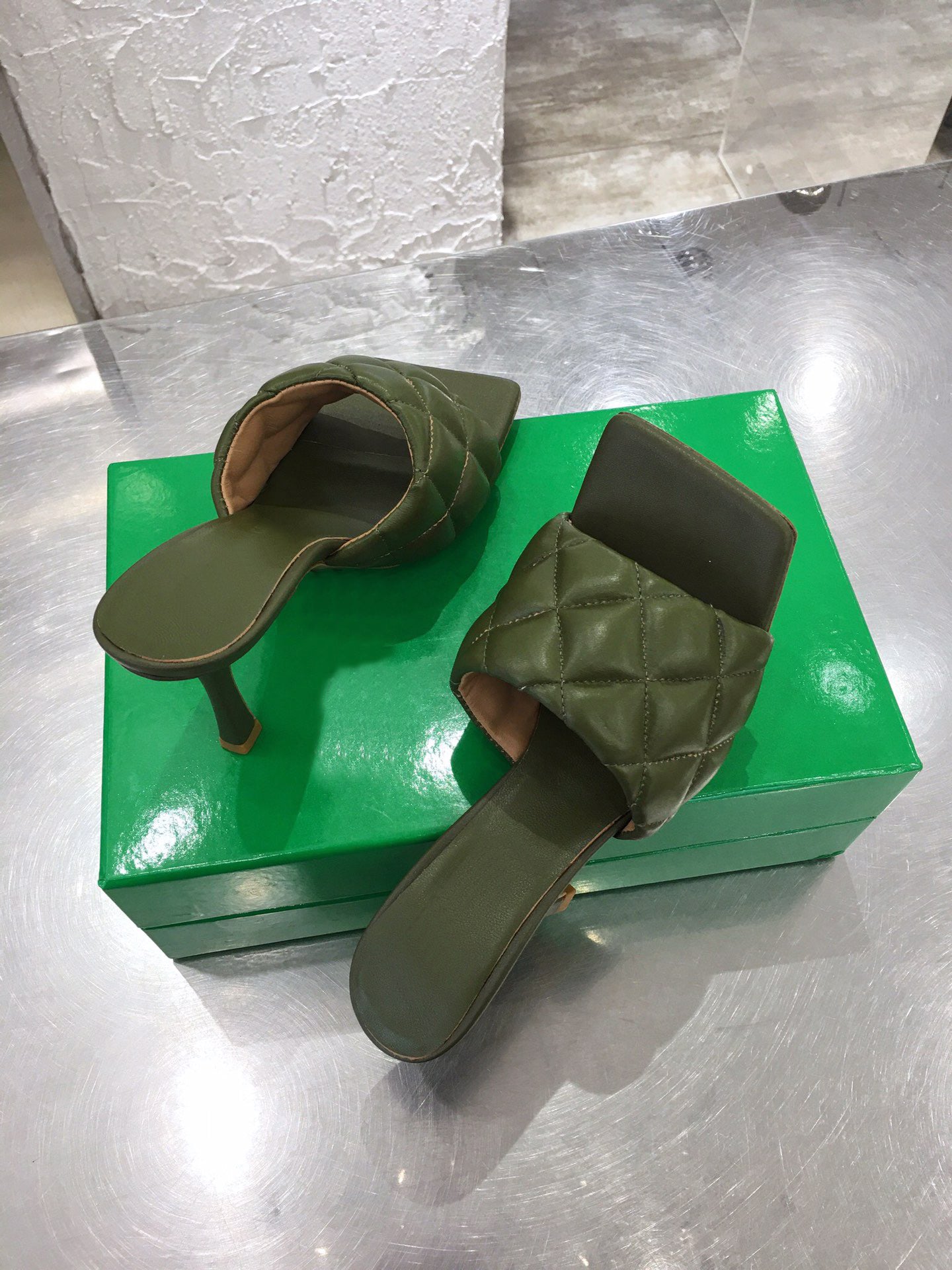 Diamond loaf sandals