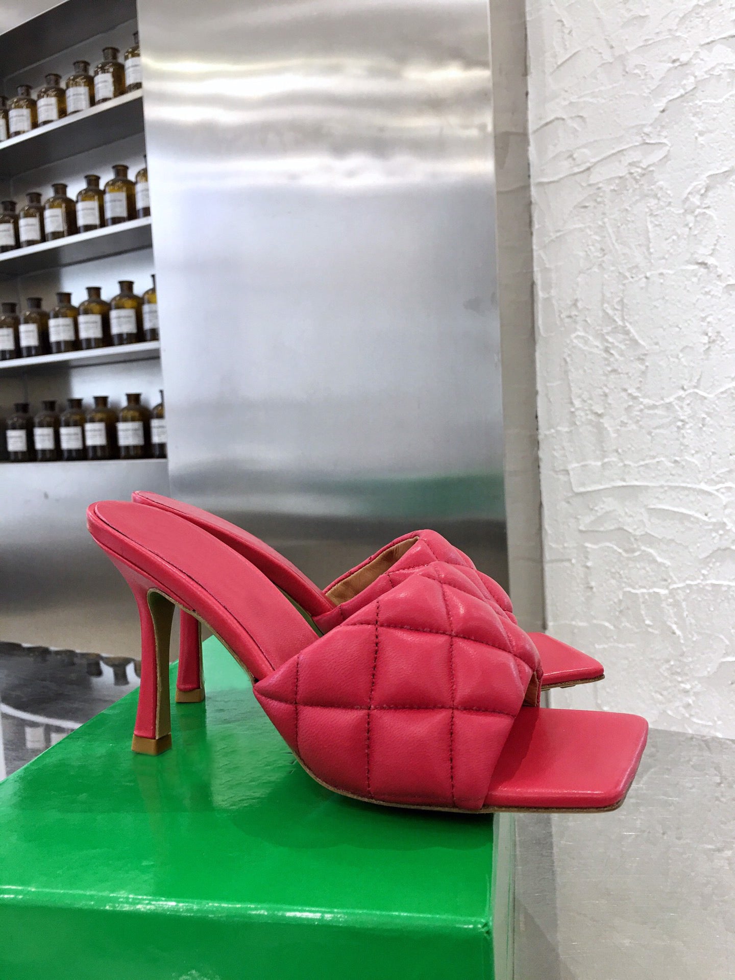 Diamond loaf sandals