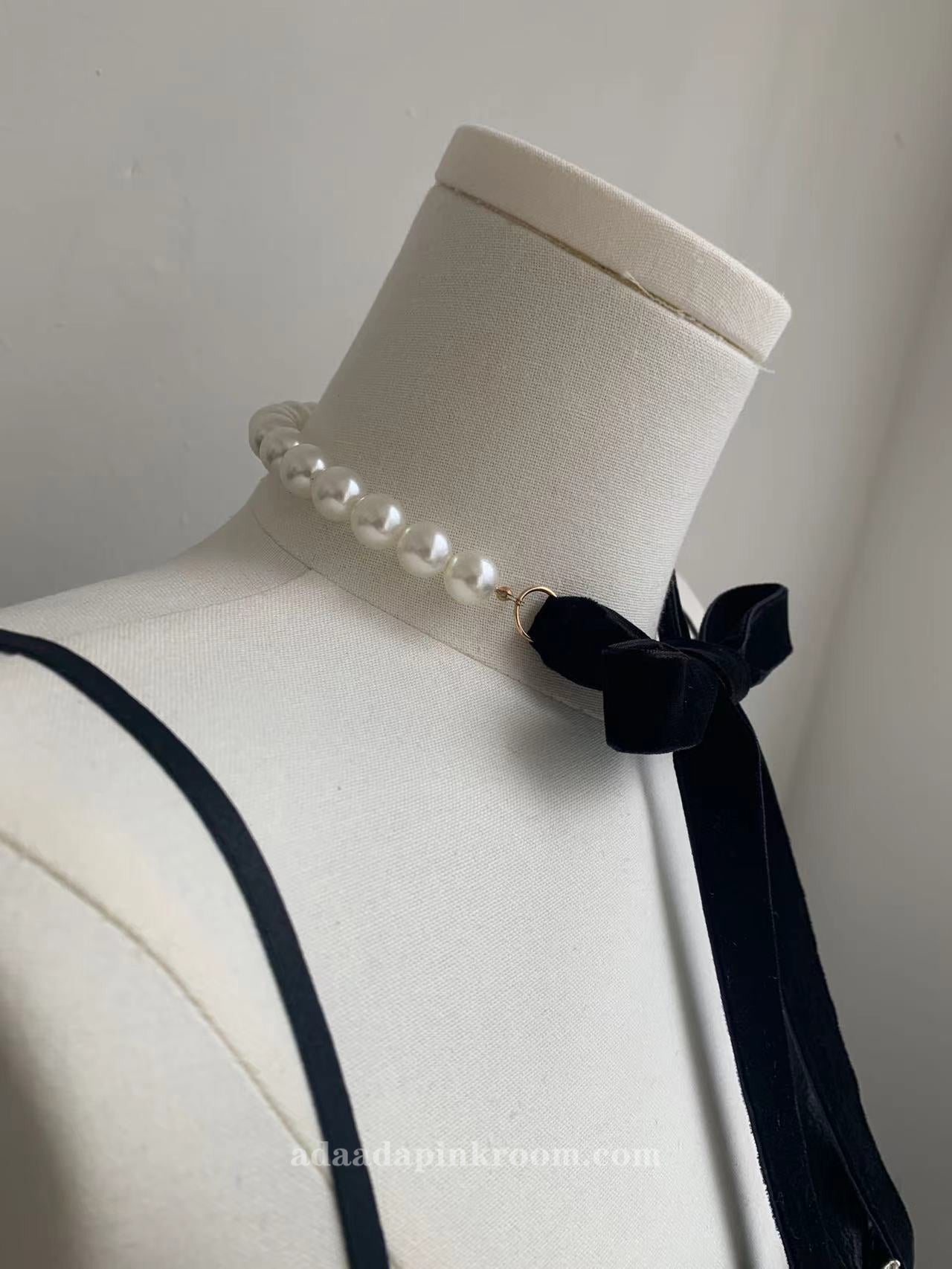 Pearl Velvet Necklace Bow
