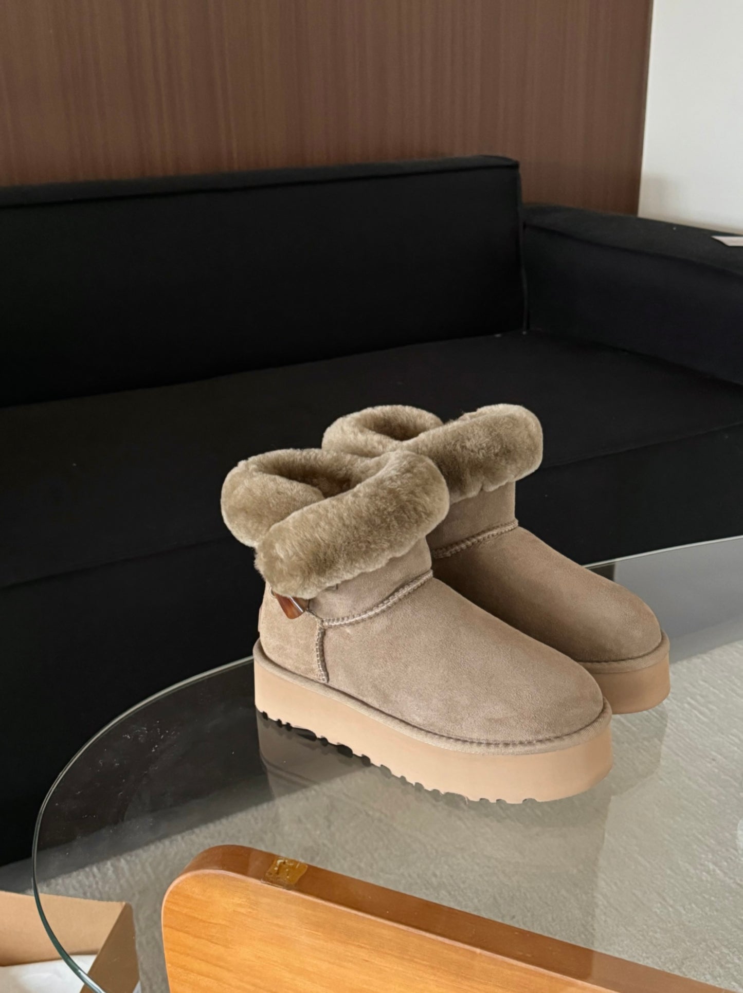 Horn buckle fur boots