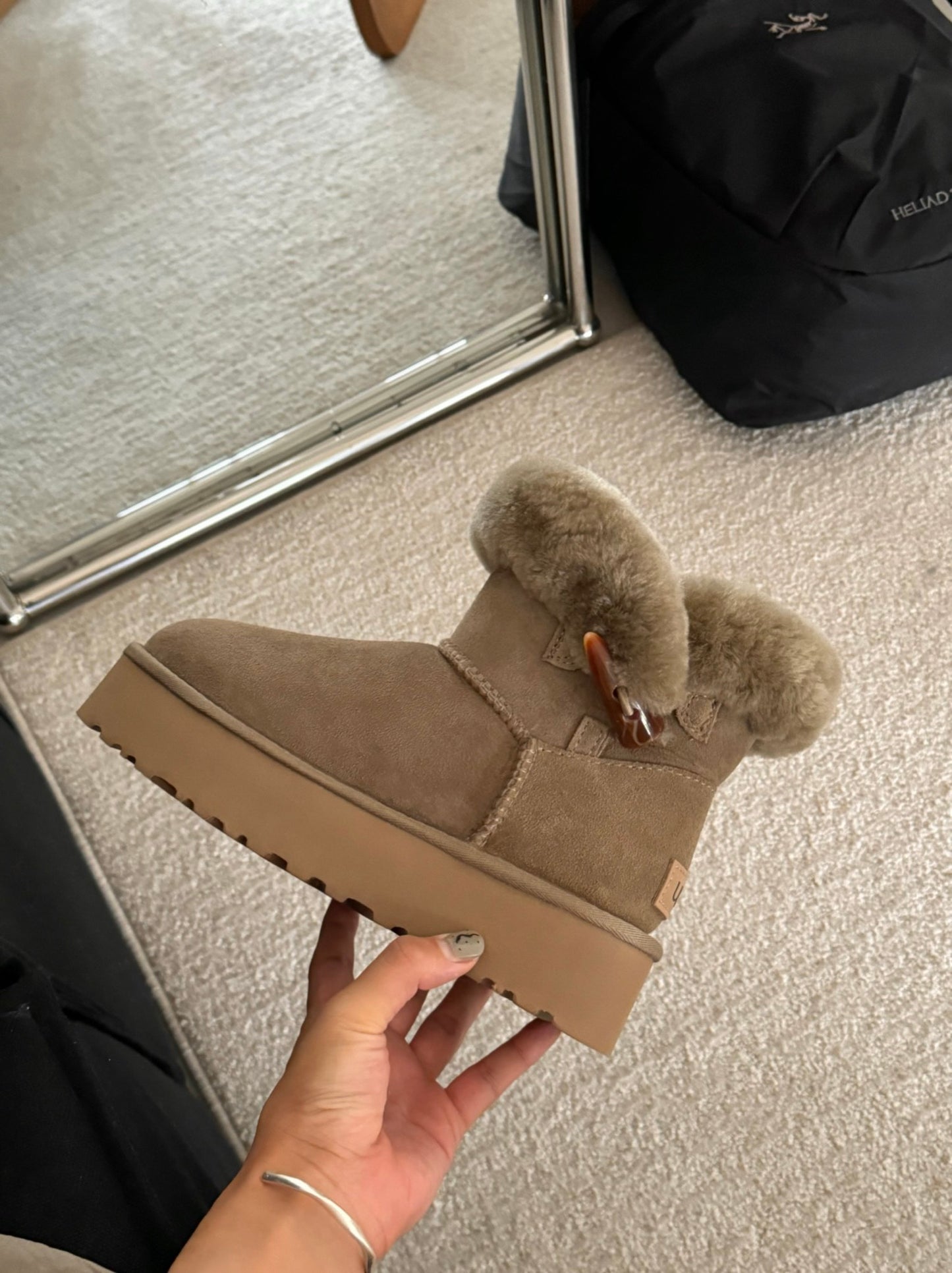 Horn buckle fur boots