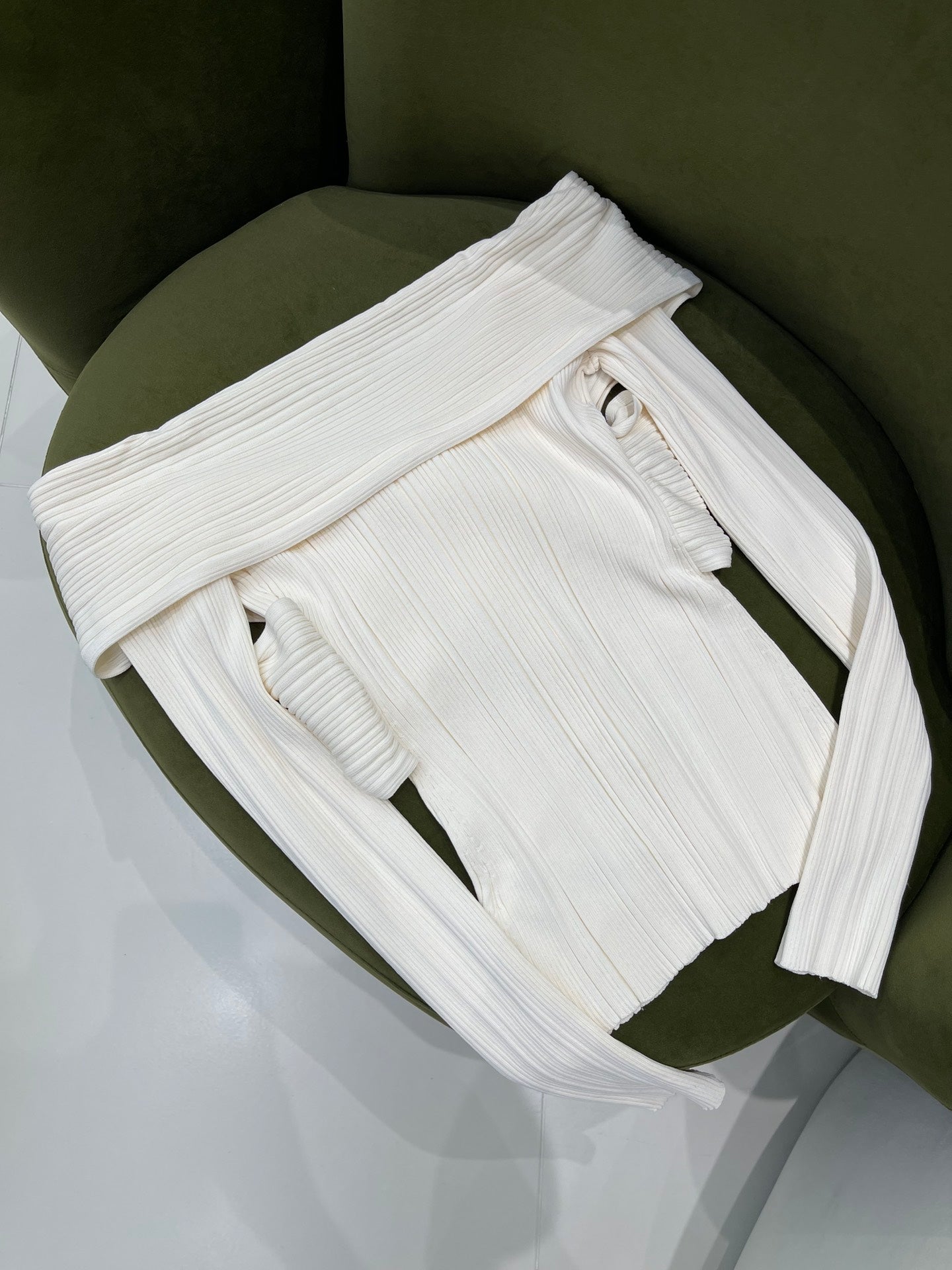 Knitted long-sleeved top