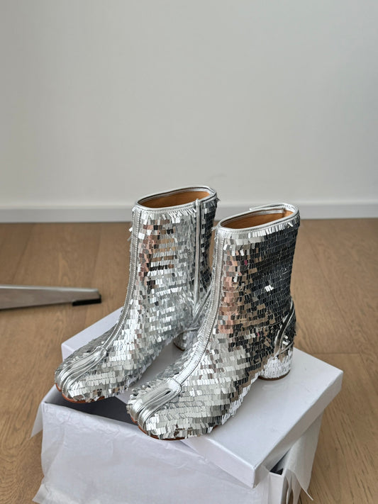 Sheepskin tabi shoes