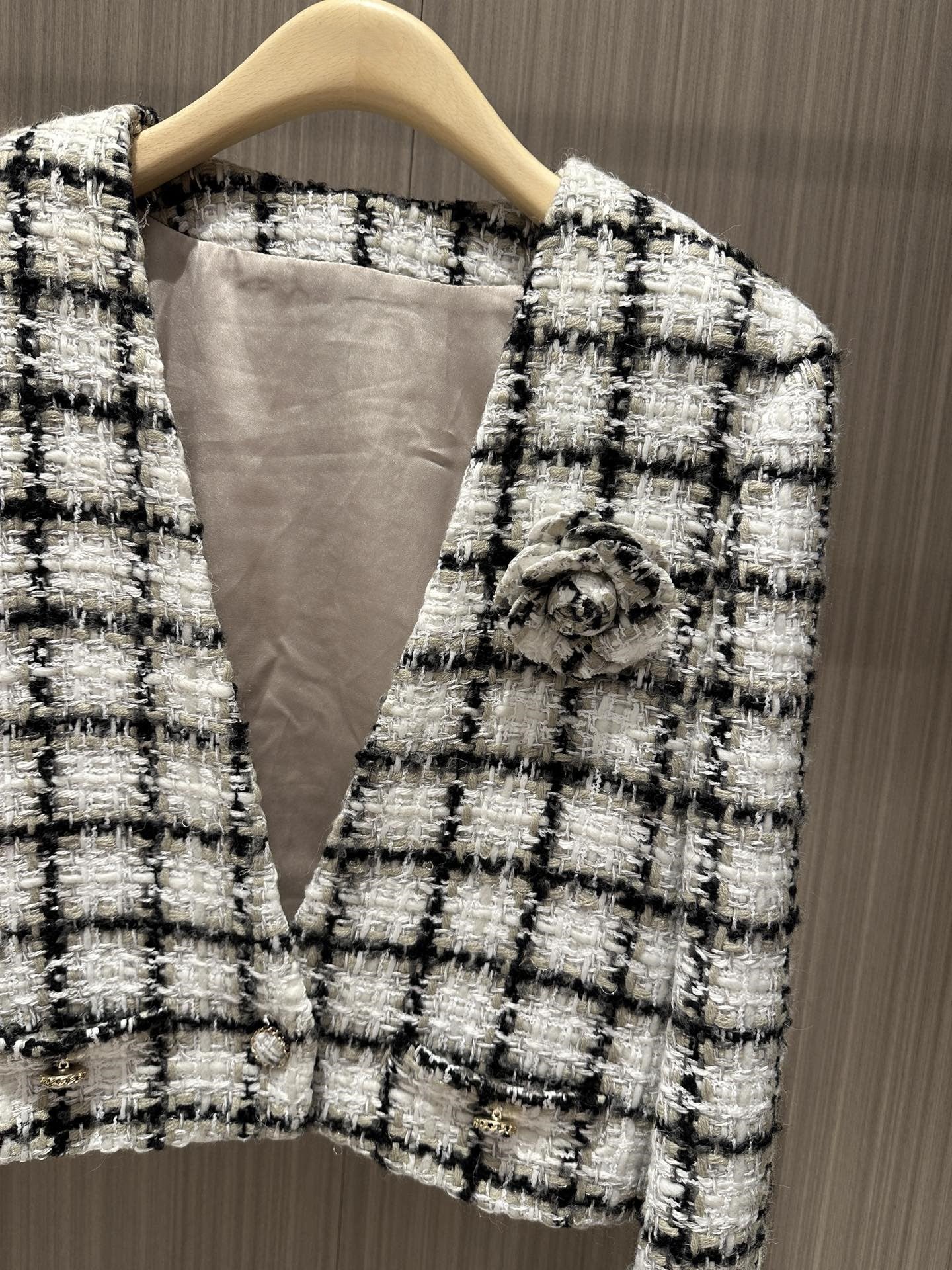 Short coat with flower brooch