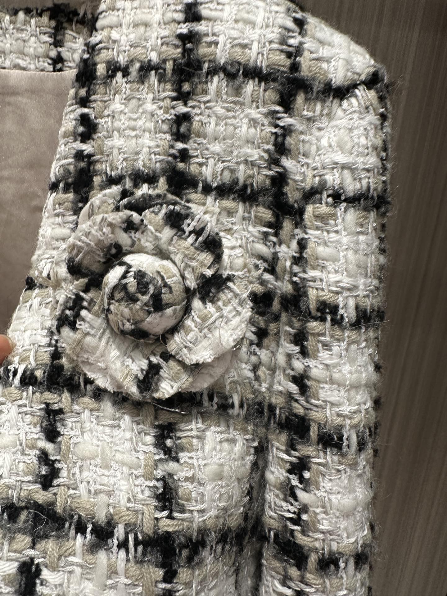 Short coat with flower brooch