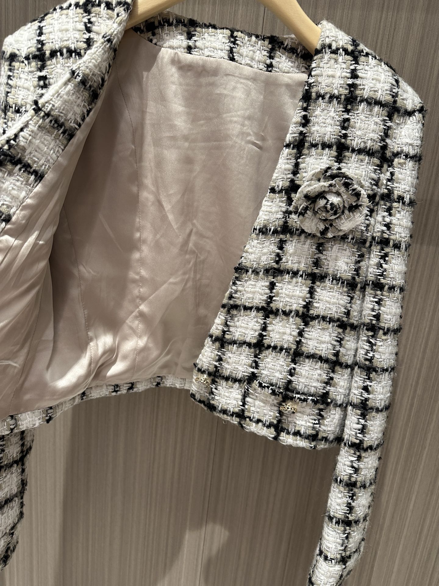 Short coat with flower brooch