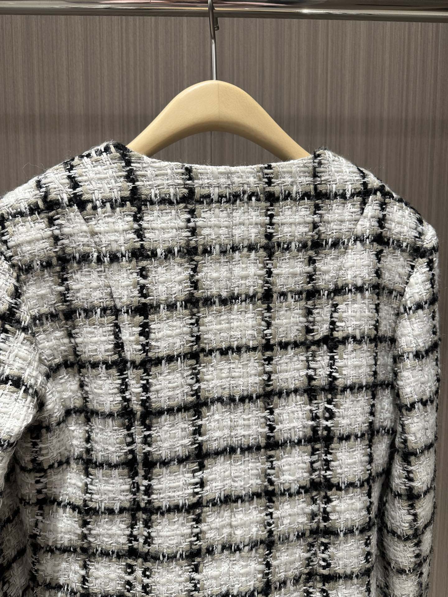 Short coat with flower brooch